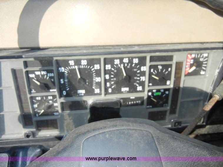 image for item A3319 1995 International 8200 semi truck