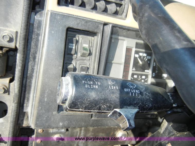 image for item A3319 1995 International 8200 semi truck