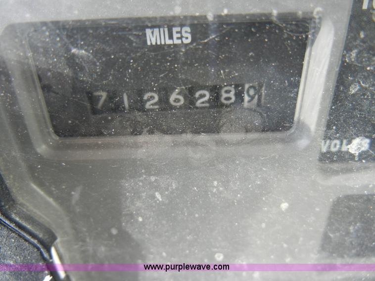 image for item A3319 1995 International 8200 semi truck