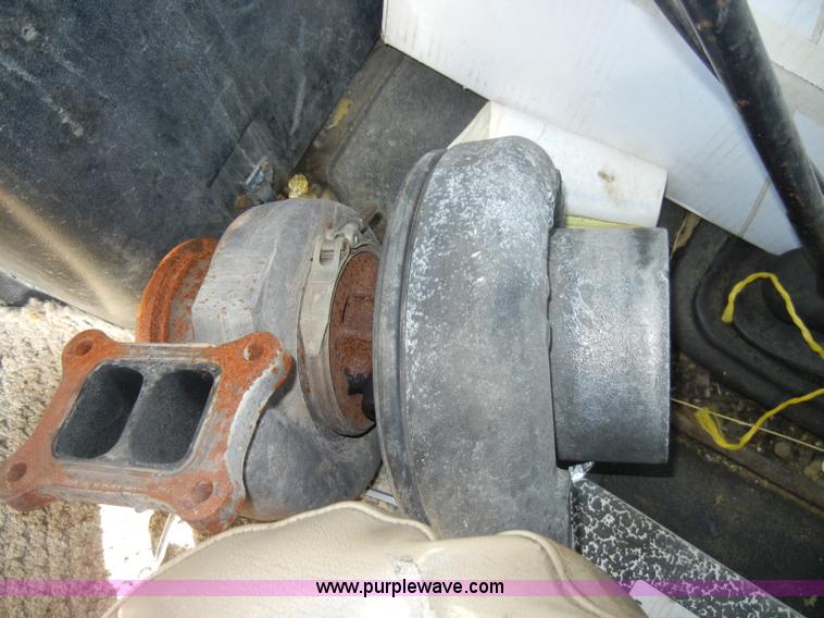 image for item A3319 1995 International 8200 semi truck