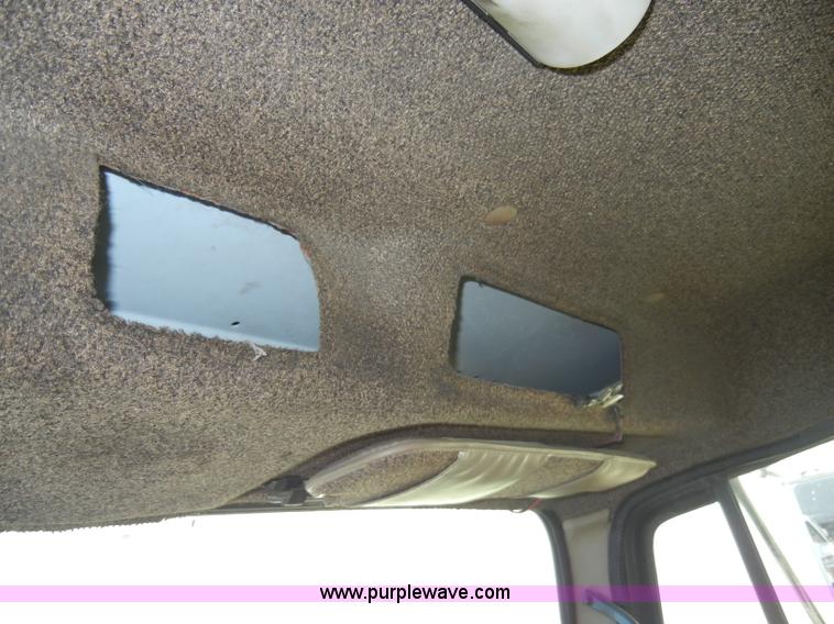 image for item A3319 1995 International 8200 semi truck