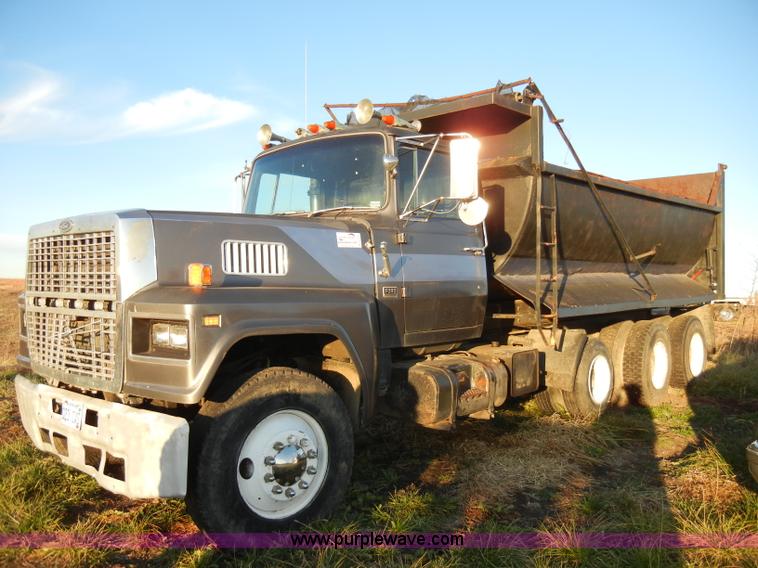 image for item A3363 1985 Ford LTL9000 dump truck
