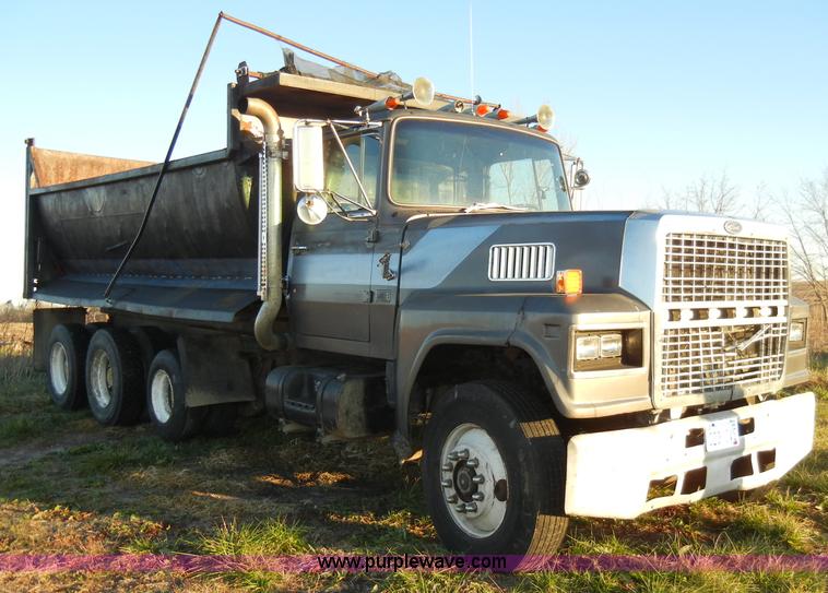 image for item A3363 1985 Ford LTL9000 dump truck