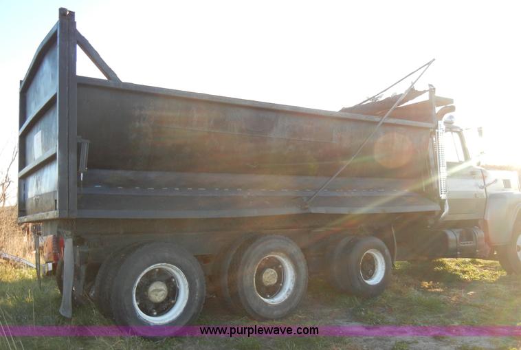 image for item A3363 1985 Ford LTL9000 dump truck