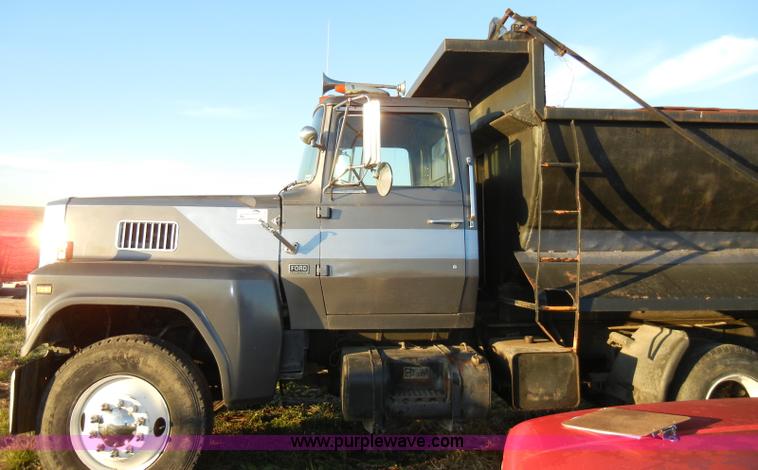 image for item A3363 1985 Ford LTL9000 dump truck
