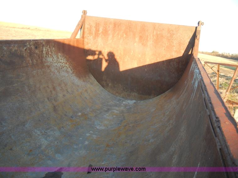 image for item A3363 1985 Ford LTL9000 dump truck