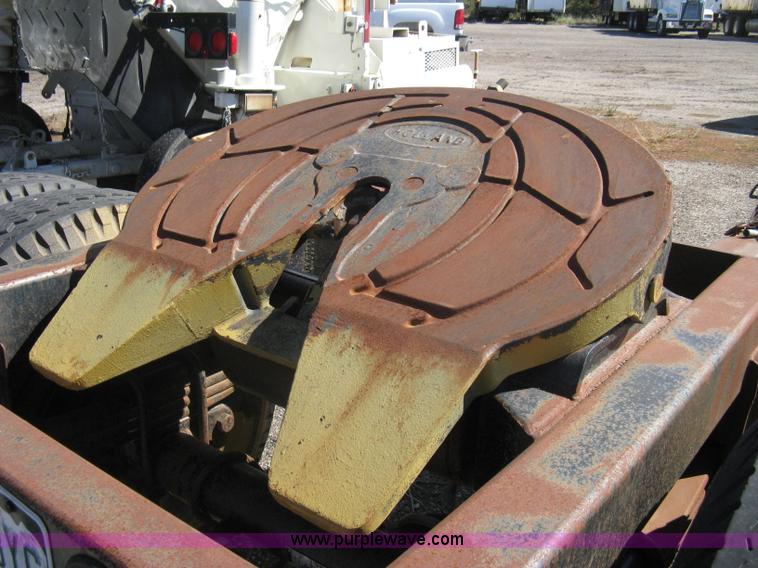 image for item A4393 1993 Nuefeld long tongue fifth wheel tow dolly