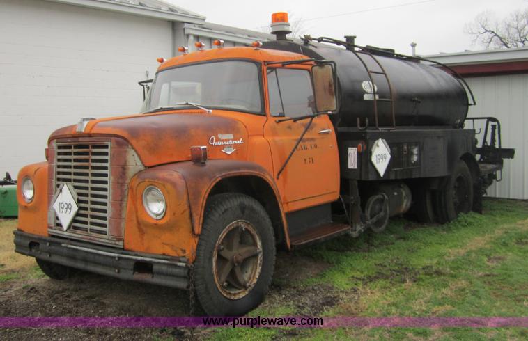 image for item A5674 1971 International 1600 oil distributor truck
