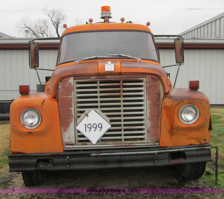 image for item A5674 1971 International 1600 oil distributor truck