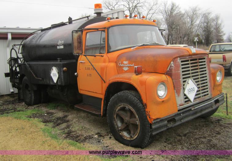 image for item A5674 1971 International 1600 oil distributor truck