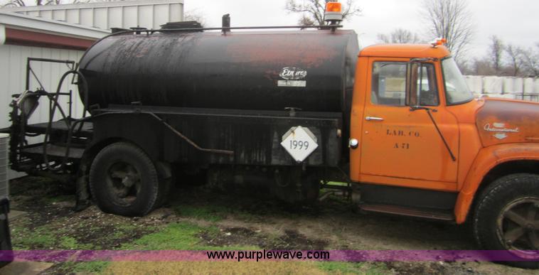 image for item A5674 1971 International 1600 oil distributor truck