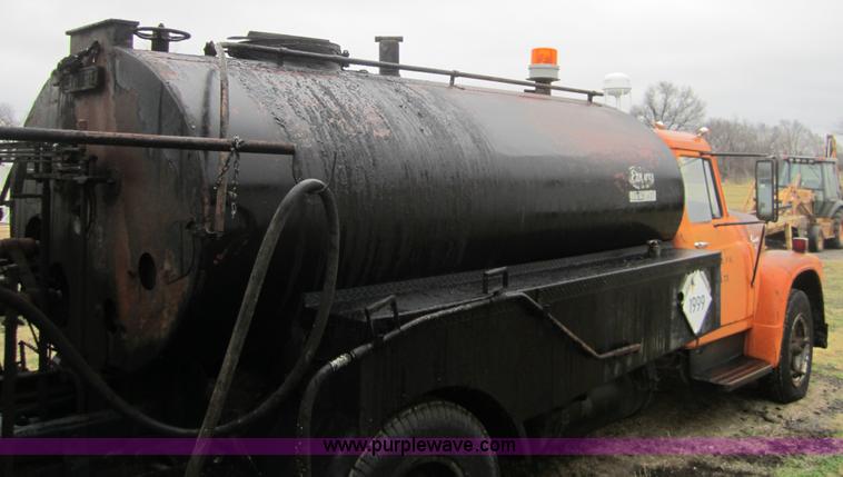 image for item A5674 1971 International 1600 oil distributor truck