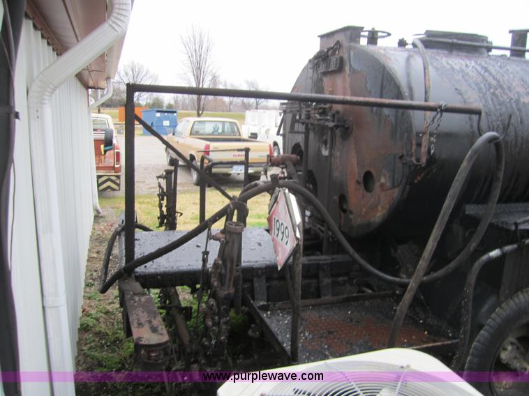 image for item A5674 1971 International 1600 oil distributor truck