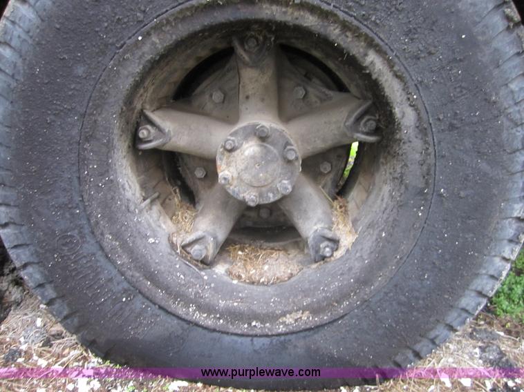 image for item A5674 1971 International 1600 oil distributor truck