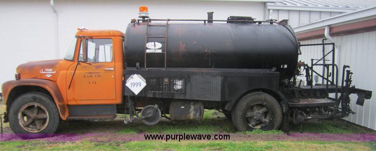 image for item A5674 1971 International 1600 oil distributor truck