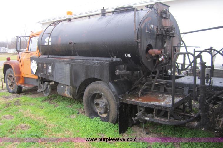 image for item A5674 1971 International 1600 oil distributor truck