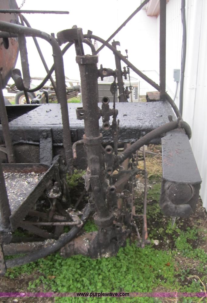 image for item A5674 1971 International 1600 oil distributor truck