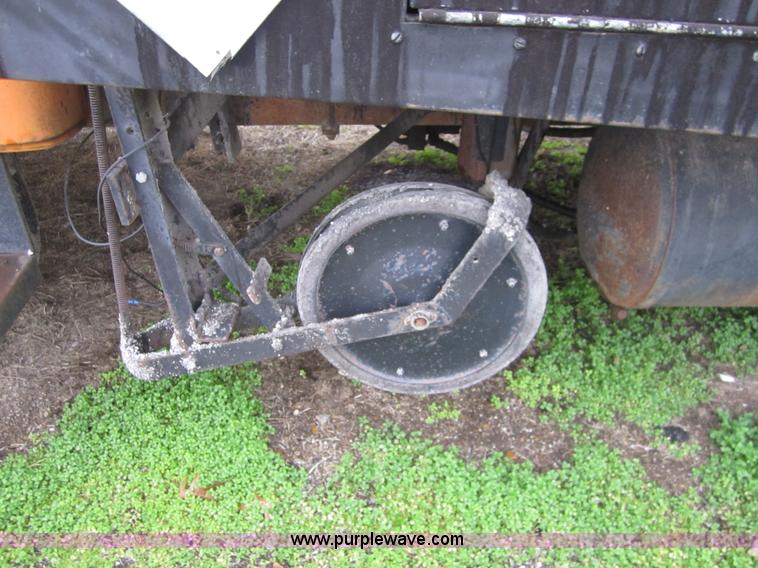 image for item A5674 1971 International 1600 oil distributor truck