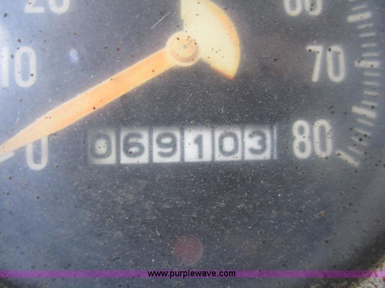 image for item A5674 1971 International 1600 oil distributor truck