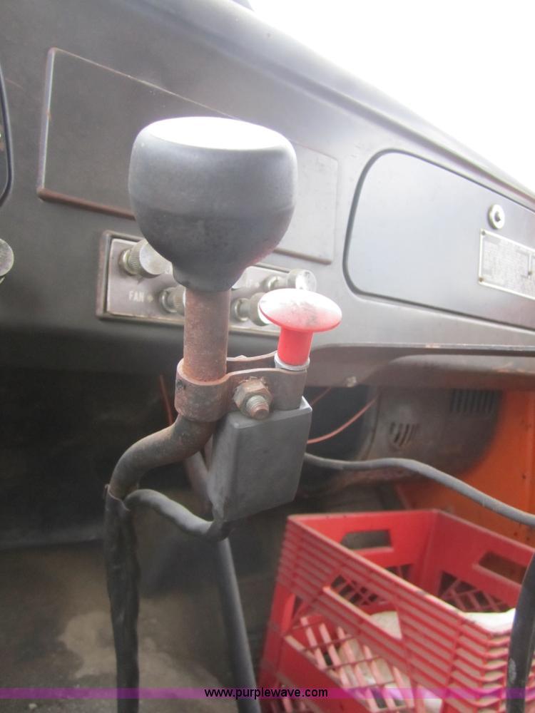 image for item A5674 1971 International 1600 oil distributor truck