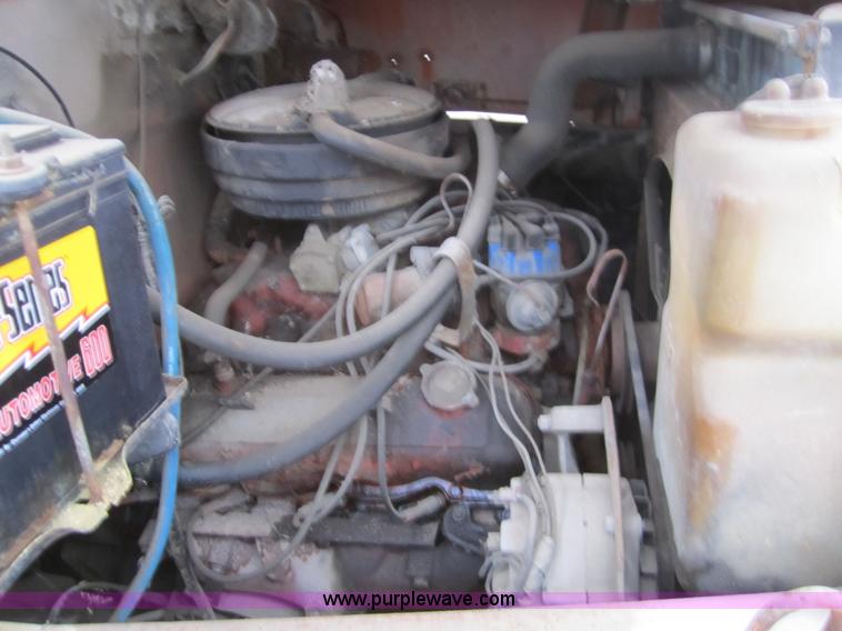 image for item A5674 1971 International 1600 oil distributor truck