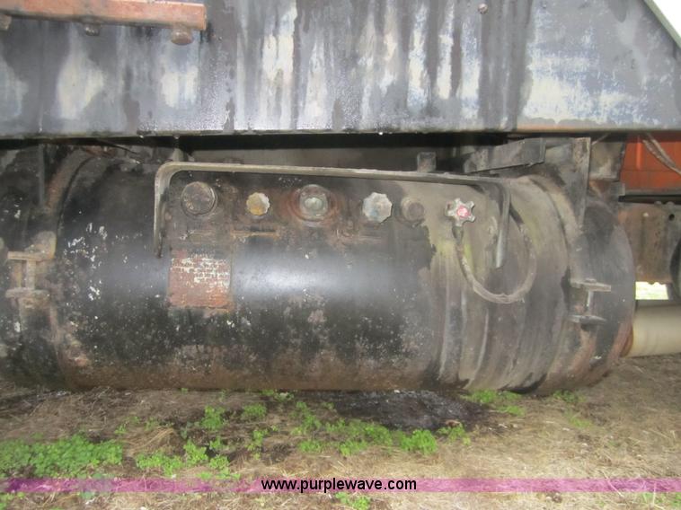 image for item A5674 1971 International 1600 oil distributor truck