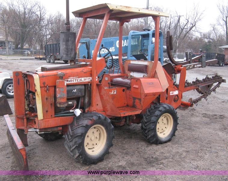 image for item A6018 Ditch Witch R30 trencher