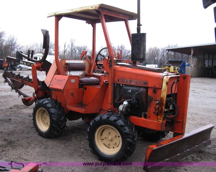 image for item A6018 Ditch Witch R30 trencher