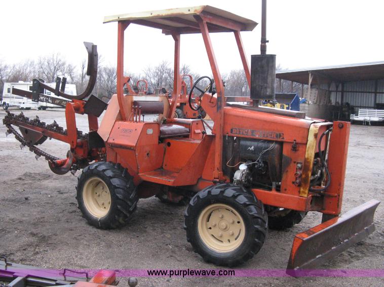 image for item A6018 Ditch Witch R30 trencher