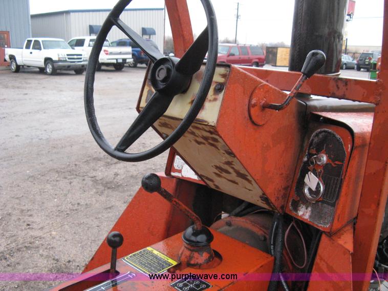 image for item A6018 Ditch Witch R30 trencher