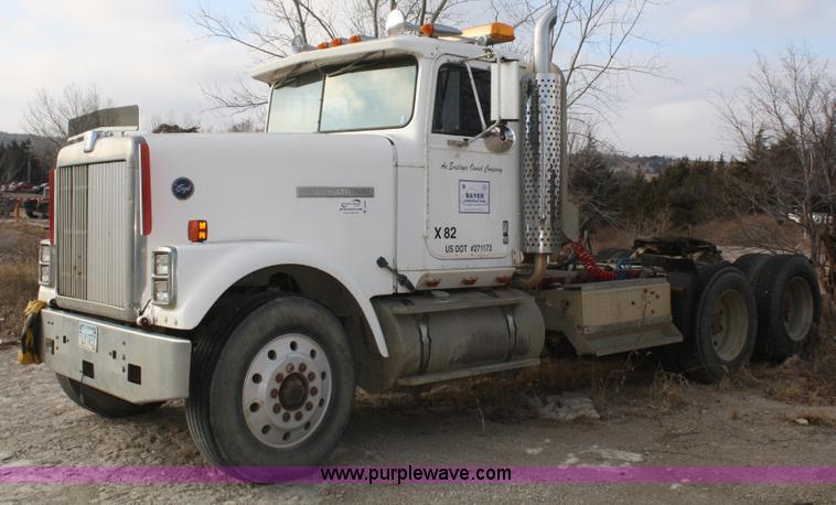 image for item A6581 1986 International F9370 semi truck