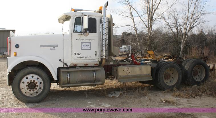 image for item A6581 1986 International F9370 semi truck