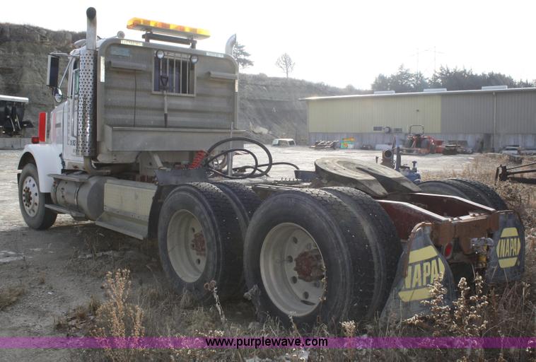 image for item A6581 1986 International F9370 semi truck