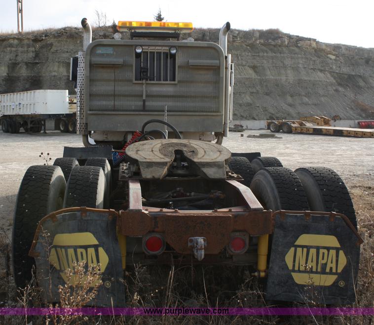 image for item A6581 1986 International F9370 semi truck