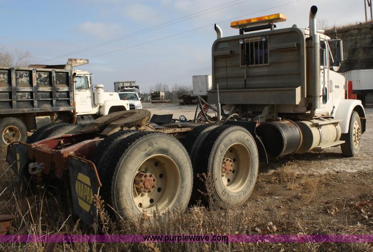 image for item A6581 1986 International F9370 semi truck