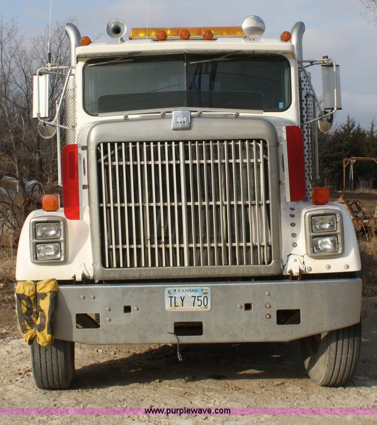 image for item A6581 1986 International F9370 semi truck