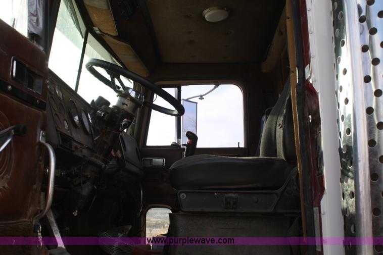 image for item A6581 1986 International F9370 semi truck