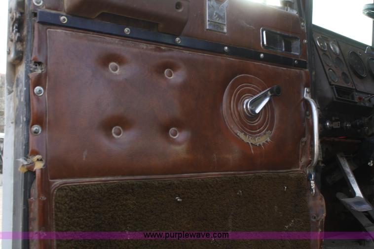 image for item A6581 1986 International F9370 semi truck