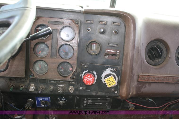 image for item A6581 1986 International F9370 semi truck