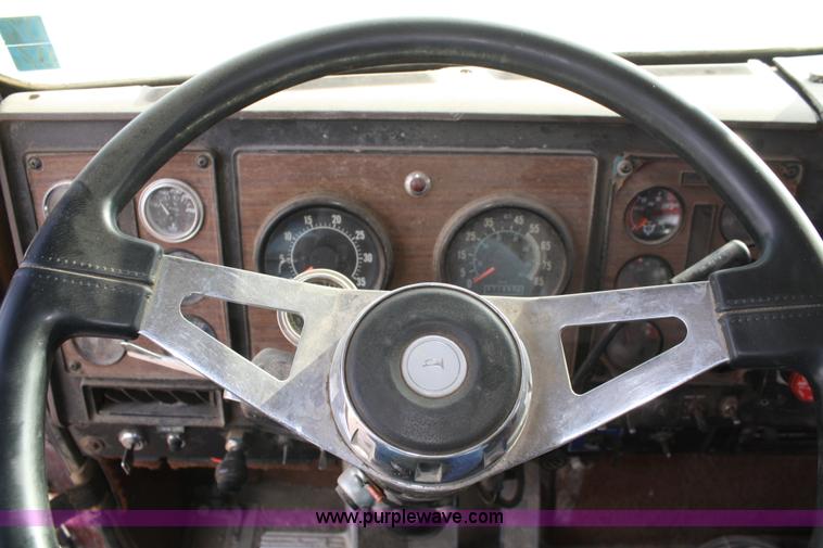 image for item A6581 1986 International F9370 semi truck