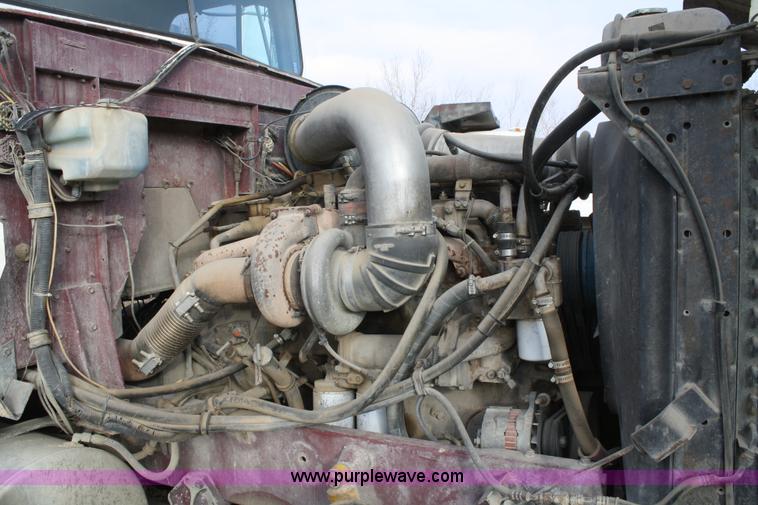 image for item A6581 1986 International F9370 semi truck