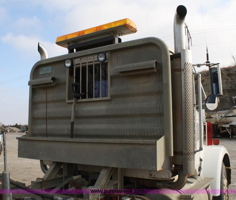 image for item A6581 1986 International F9370 semi truck