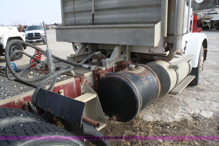 image for item A6581 1986 International F9370 semi truck