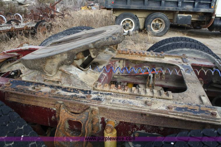 image for item A6581 1986 International F9370 semi truck