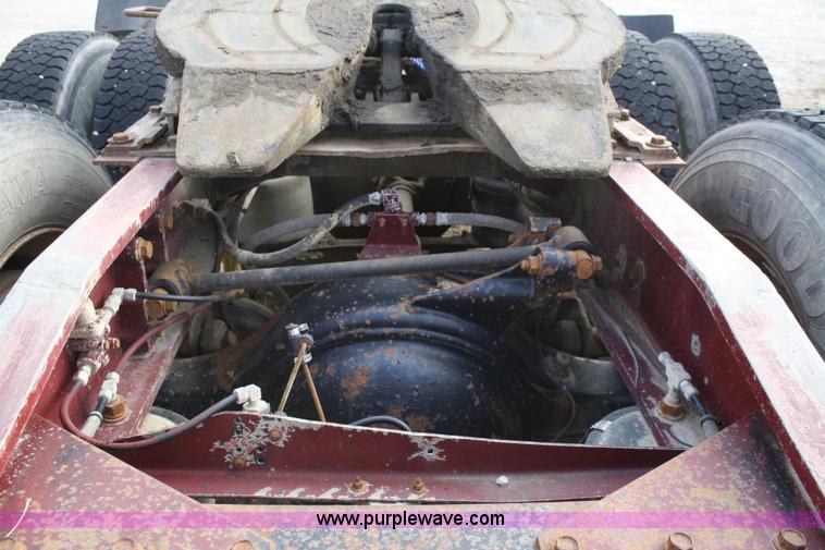 image for item A6581 1986 International F9370 semi truck