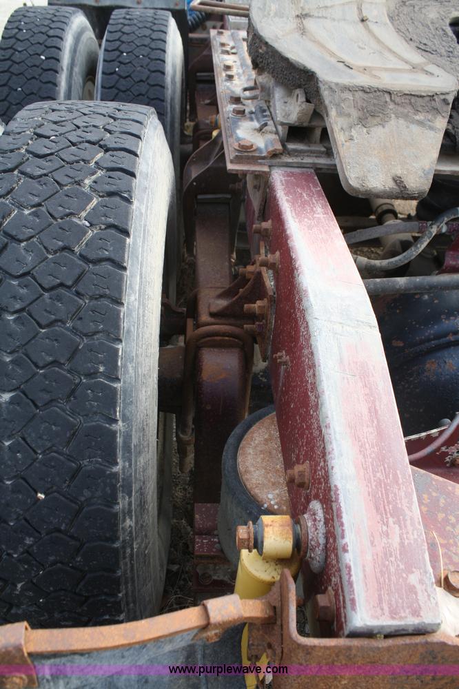 image for item A6581 1986 International F9370 semi truck