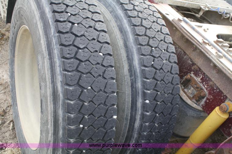 image for item A6581 1986 International F9370 semi truck