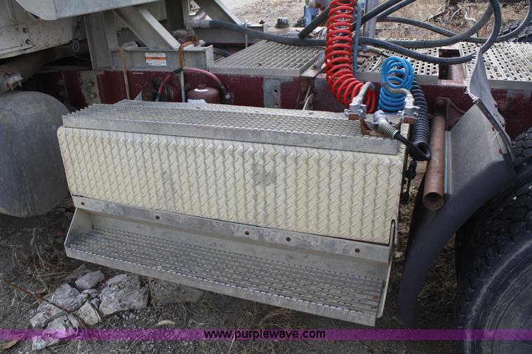 image for item A6581 1986 International F9370 semi truck