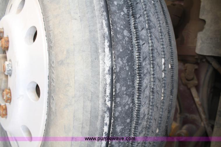 image for item A6581 1986 International F9370 semi truck