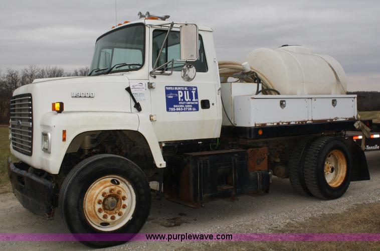 image for item A6599 1995 Ford L9000 flatbed truck